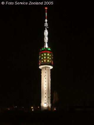 De Goese televisietoren met kerstverlichting in 2005 (fotografie Foto Service Zeeland)